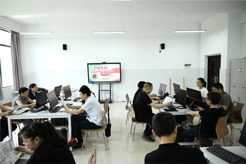 1、学习《禁毒宣传教育手册》.jpg