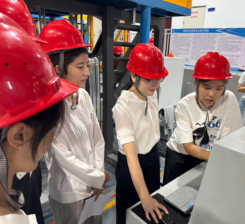 肖露云在实训室指导学生.jpg